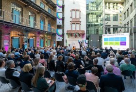 Innenraum der HWK Rheinhessen © inMedia GmbH Innenraum der Handwerkskammer Rheinhessen in Mainz mit Publikum