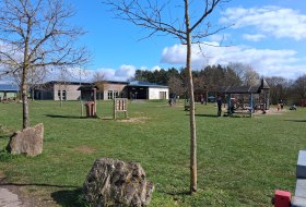 Gebäude und Spielplatz_Freizeitpark_Kuhberg © Gesundheit und Tourismus Gebäude und Spielplatz_Freizeitpark_Kuhberg © Gesundheit und Tourismus