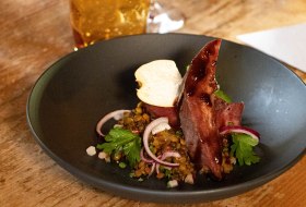 Schweinszüngchen auf lauwarmem Linsensalat Schweinszüngchen auf lauwarmem Linsensalat