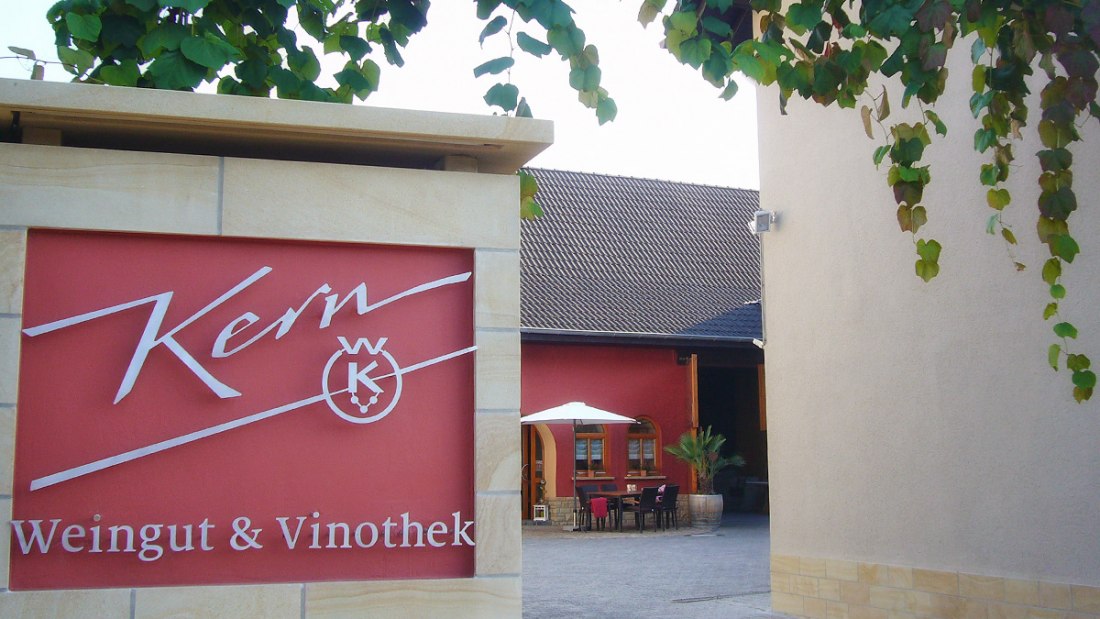 Weingut & Vinothek Kern_Schriftzug, © Weingut & Vinothek Kern Weingut & Vinothek Kern_Schriftzug, © Weingut & Vinothek Kern