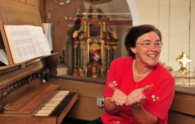 Organistin Fr. Jutta Zink © VG Monsheim/Fotograf Carsten Costard Organistin Fr. Jutta Zink © VG Monsheim/Fotograf Carsten Costard