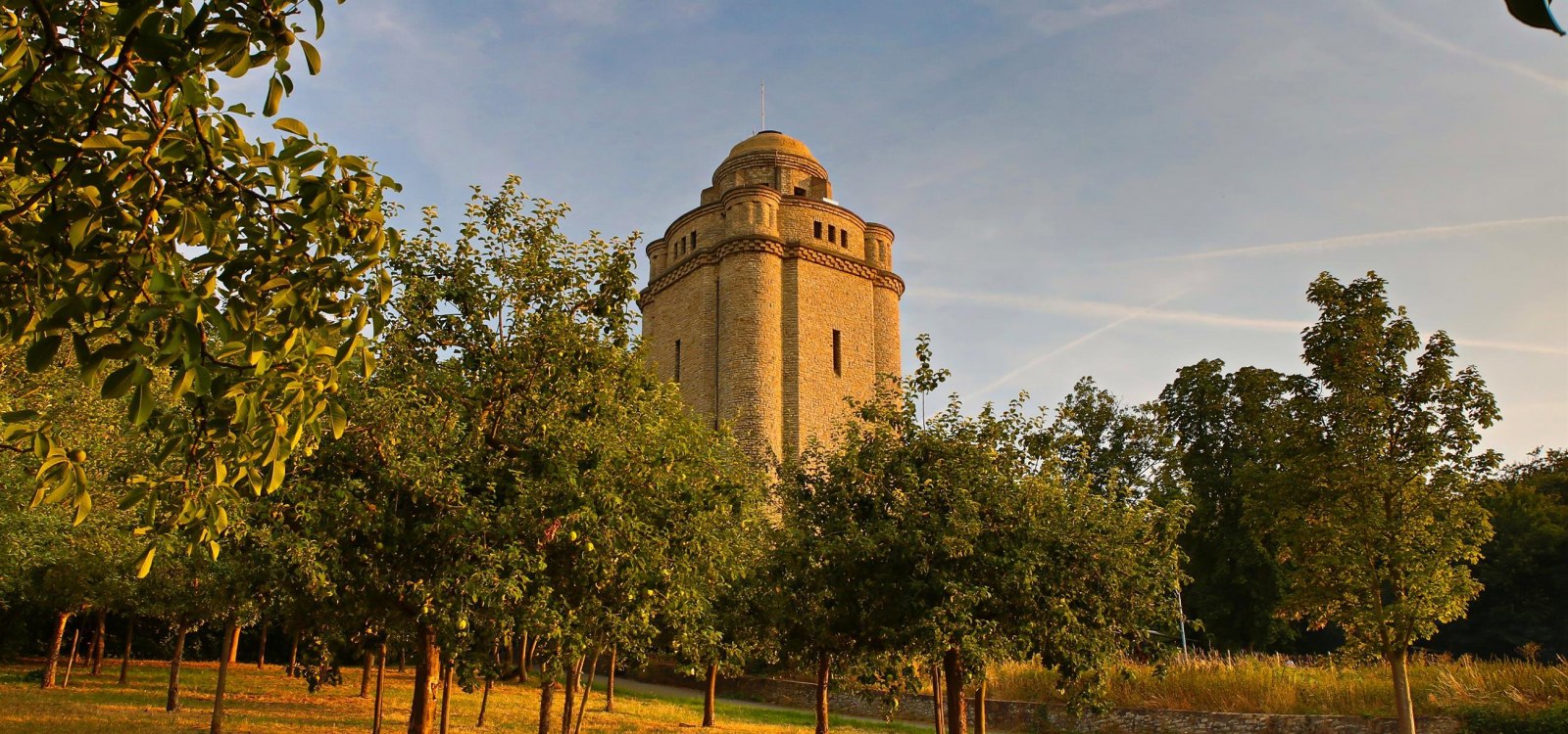 Bismarckturm mit Obstbäumen, © Rainer Oppenheimer/Stadt Ingelheim Bismarckturm mit Obstbäumen, © Rainer Oppenheimer/Stadt Ingelheim