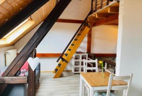 Blick Wohn- Esszimmer mit Treppe zum Schlafzimmer Blick Wohn- Esszimmer mit Treppe zum Schlafzimmer