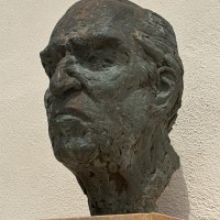 Zuckmayer Denkmal am Nackenheimer Rathaus Zuckmayer Denkmal am Nackenheimer Rathaus