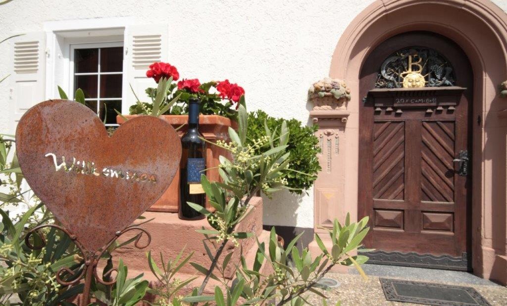 willkommenhaustuer-and-flasche_4, © Weingut Bernhard-Räder willkommenhaustuer-and-flasche_4, © Weingut Bernhard-Räder