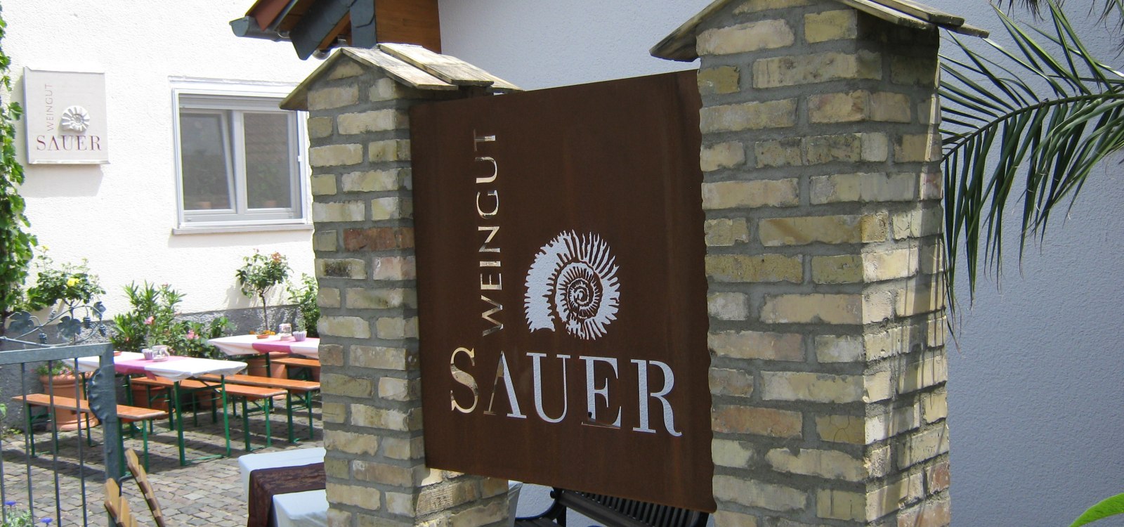 Weingut Sauer_Weingutsschild, © Weingut Sauer Weingut Sauer_Weingutsschild, © Weingut Sauer
