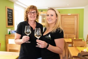 Vinothek Kirchberg-Hof Petra und Kerstin Mees Vinothek Kirchberg-Hof Petra und Kerstin Mees