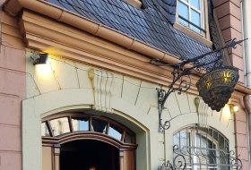 Weinhaus Wilhelmi Aushängeschild Weinhaus Wilhelmi Aushängeschild