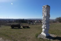 Evolutionssäule Dorn-Dürkheim mit Rastplatz, © TSC Rhein-Selz Evolutionssäule Dorn-Dürkheim mit Rastplatz, © TSC Rhein-Selz