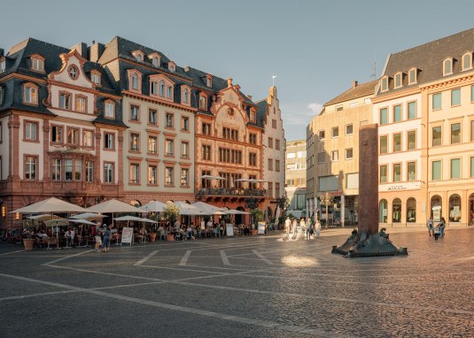 Cafés auf dem Marktplatz © mainzplus GmbH Cafés auf dem Marktplatz © mainzplus GmbH