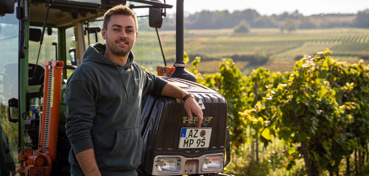 Mark Hahn Weine_Traktor, © Mark Hahn Weine Weingut Hahn GbR Mark Hahn Weine_Traktor, © Mark Hahn Weine Weingut Hahn GbR