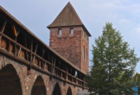 Das Nibelungenmuseum liegt unmittelbar an der Stadtmauer. (© casowi) Das Nibelungenmuseum liegt unmittelbar an der Stadtmauer. (© casowi)