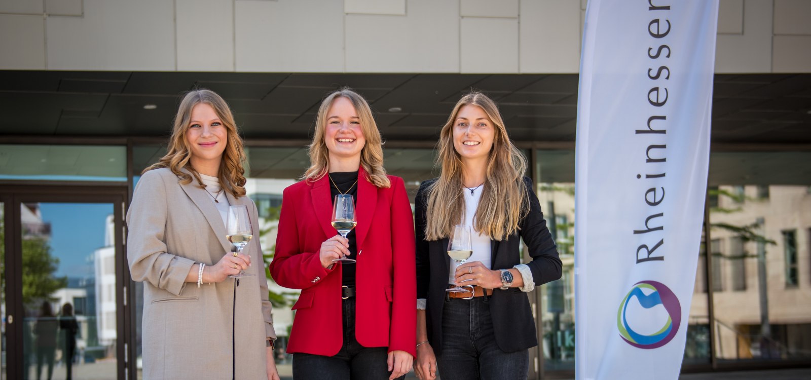 Foto (v.l.n.r.) Sophia Heidenreich, Jeanette Goldschmidt, Lisa Wolf, © CC-BY Rheinhessenwein e.V./Peter Muth Foto (v.l.n.r.) Sophia Heidenreich, Jeanette Goldschmidt, Lisa Wolf, © CC-BY Rheinhessenwein e.V./Peter Muth