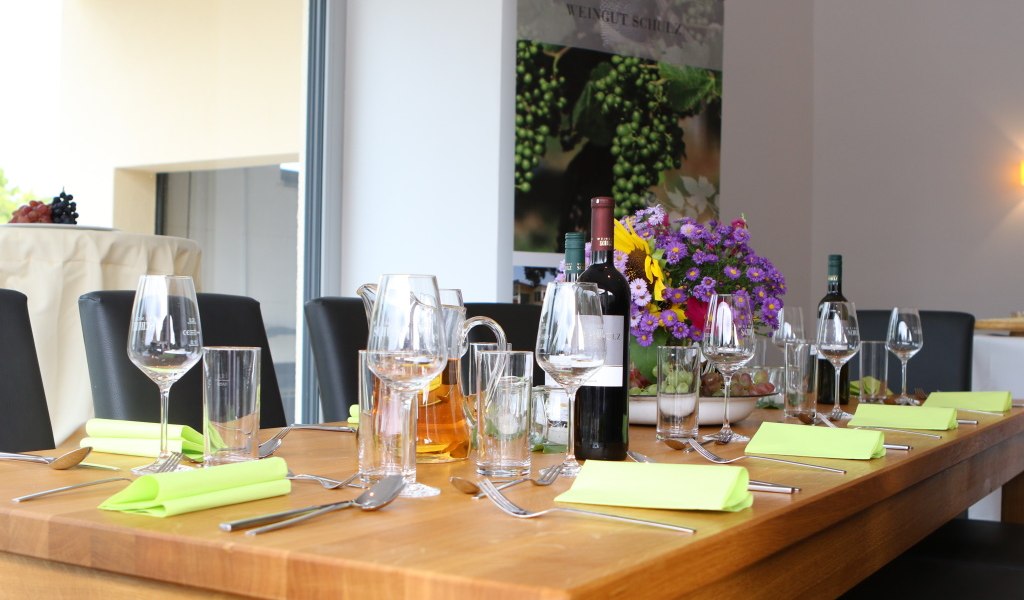 Weingut Schulz_gedeckter Tisch, © Markus Neuroth Weingut Schulz_gedeckter Tisch, © Markus Neuroth