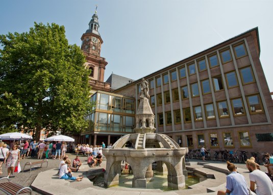 Siegfriedbrunnen am Marktsamstag © Bernward Bertram Siegfriedbrunnen am Marktsamstag © Bernward Bertram