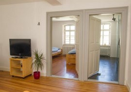 Blick Schlafzimmer + Bad Ap. 3, © Gästezimmer Mittelgasse Blick Schlafzimmer + Bad Ap. 3, © Gästezimmer Mittelgasse