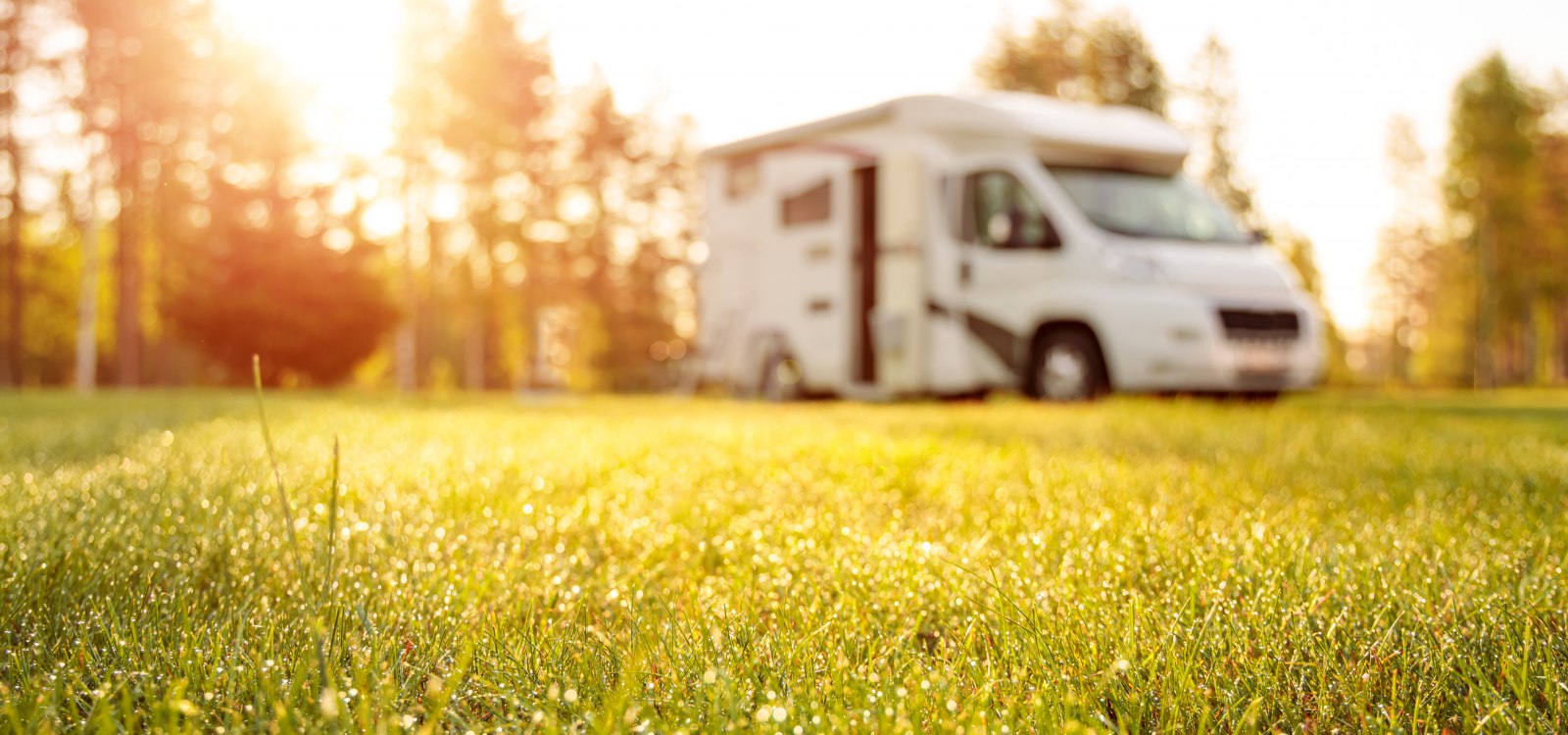 Wohnmobil im Grünen, © AdobeStock_295620662 Wohnmobil c) Andrey Armyagov Wohnmobil im Grünen, © AdobeStock_295620662 Wohnmobil c) Andrey Armyagov