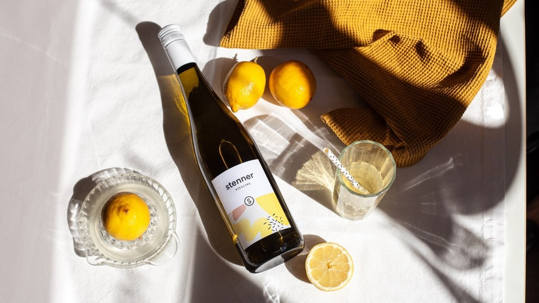 Weingut Stenner_Weinflasche, © Designagentur Alma Weingut Stenner_Weinflasche, © Designagentur Alma