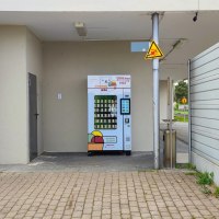 Frohnibär Eisautomat am Bodenheimer Bahnhof © © Frohnibär Frohnibär Eisautomat am Bodenheimer Bahnhof © © Frohnibär