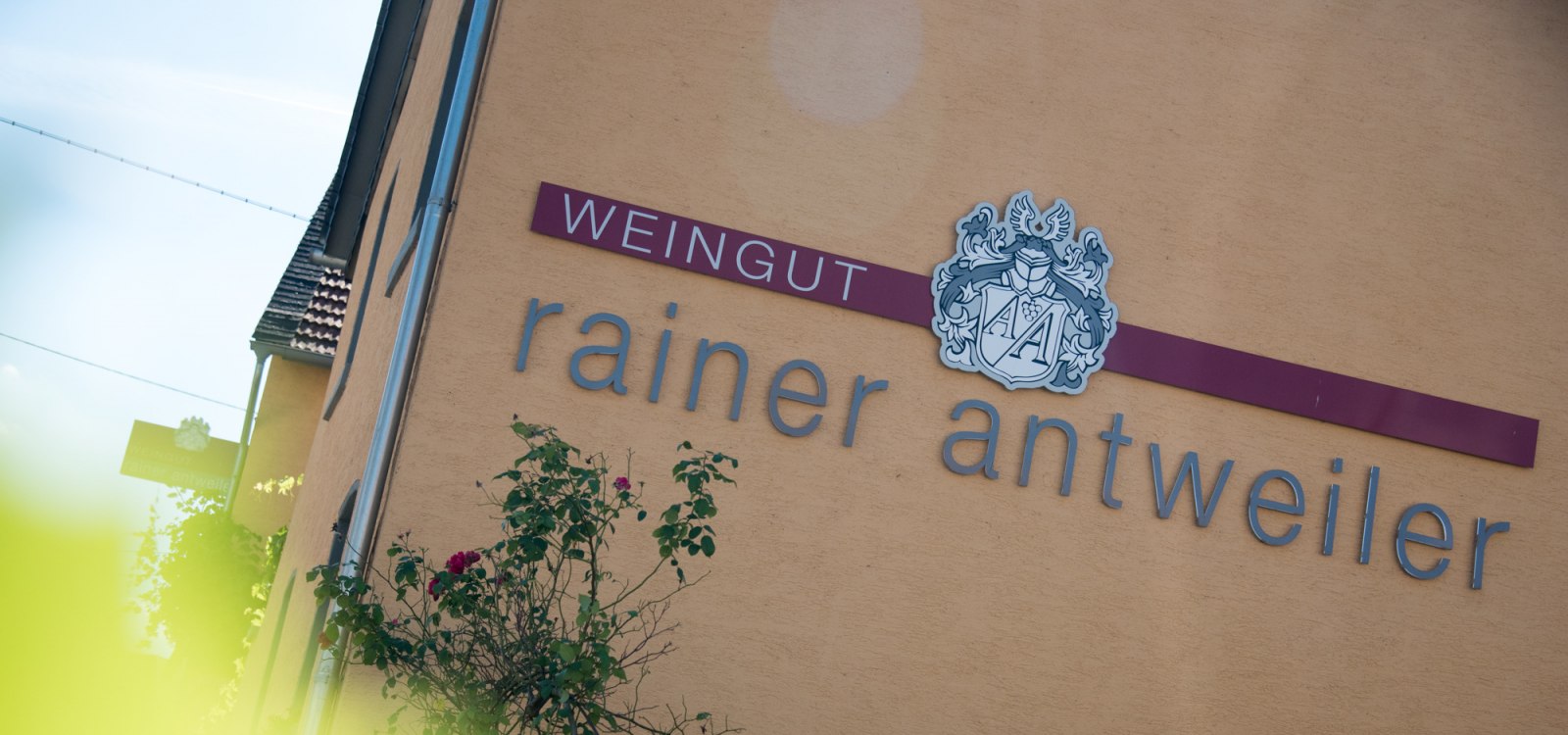 Weingut Antweiler_Wand Logo, © Weingut Antweiler Weingut Antweiler_Wand Logo, © Weingut Antweiler
