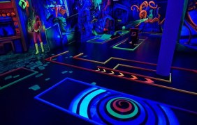 Versenke den Minigolfball im Strudel © Schwarzlichthelden Minigolf Versenke den Minigolfball im Strudel © Schwarzlichthelden Minigolf