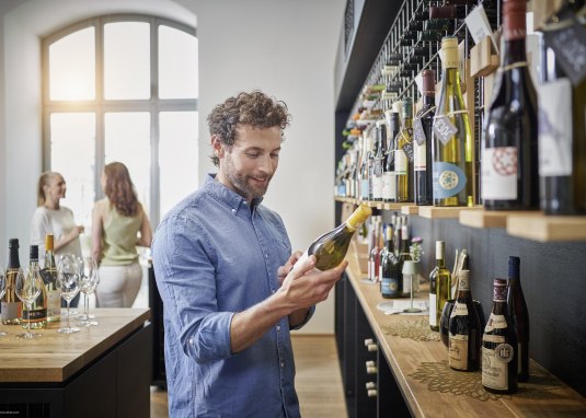 Wine shopping in the Ingelheim wine shop Wine shopping in the Ingelheim wine shop