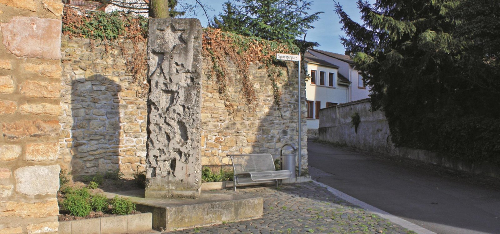 Synagogenplatz Säule, © Marliese Tabarelli Synagogenplatz Säule, © Marliese Tabarelli