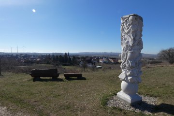 Evolutionssäule Dorn-Dürkheim mit Rastplatz, © TSC Rhein-Selz Evolutionssäule Dorn-Dürkheim mit Rastplatz, © TSC Rhein-Selz