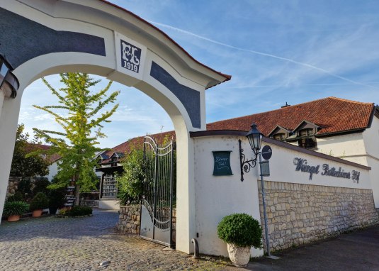 Einfahrt zum Battenheimer Hof in Bodenheim Einfahrt zum Battenheimer Hof in Bodenheim