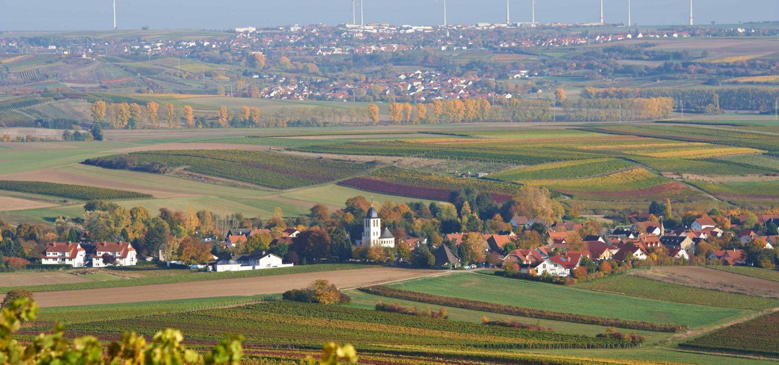Landschaftsbild mit Ortsgemeinde und Windräder, © Robert Dieth Landschaftsbild mit Ortsgemeinde und Windräder, © Robert Dieth