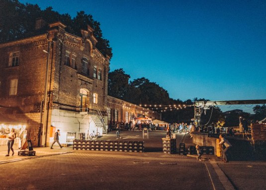 Biergarten Außenansicht © KUEHN KUNZ ROSEN Brauerei Biergarten Außenansicht © KUEHN KUNZ ROSEN Brauerei