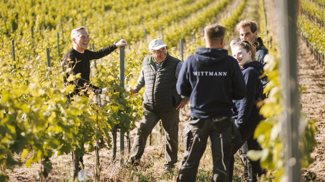 Weingut Wittmann_Weinberg_Team_Philipp Wittmann_Zenon Granda_Georg Rieser_Ana Tkhelidze _by David Maurer Weingut Wittmann_Weinberg_Team_Philipp Wittmann_Zenon Granda_Georg Rieser_Ana Tkhelidze _by David Maurer