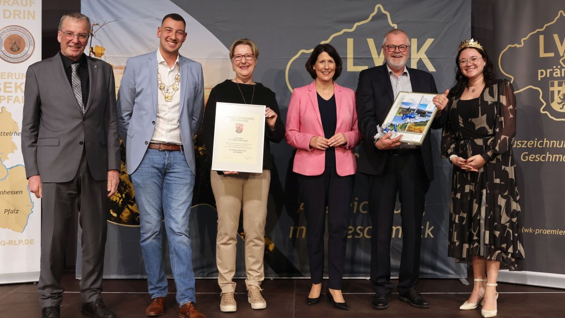 Ehrenpreis des Landkreises Mainz-Bingen an das Weingut Helmut Weber, Gau-Algesheim Ehrenpreis des Landkreises Mainz-Bingen an das Weingut Helmut Weber, Gau-Algesheim
