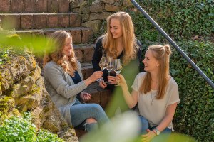 Weingut Gebert_Toechter im Weingarten, © Weingut Gebert Weingut Gebert_Toechter im Weingarten, © Weingut Gebert