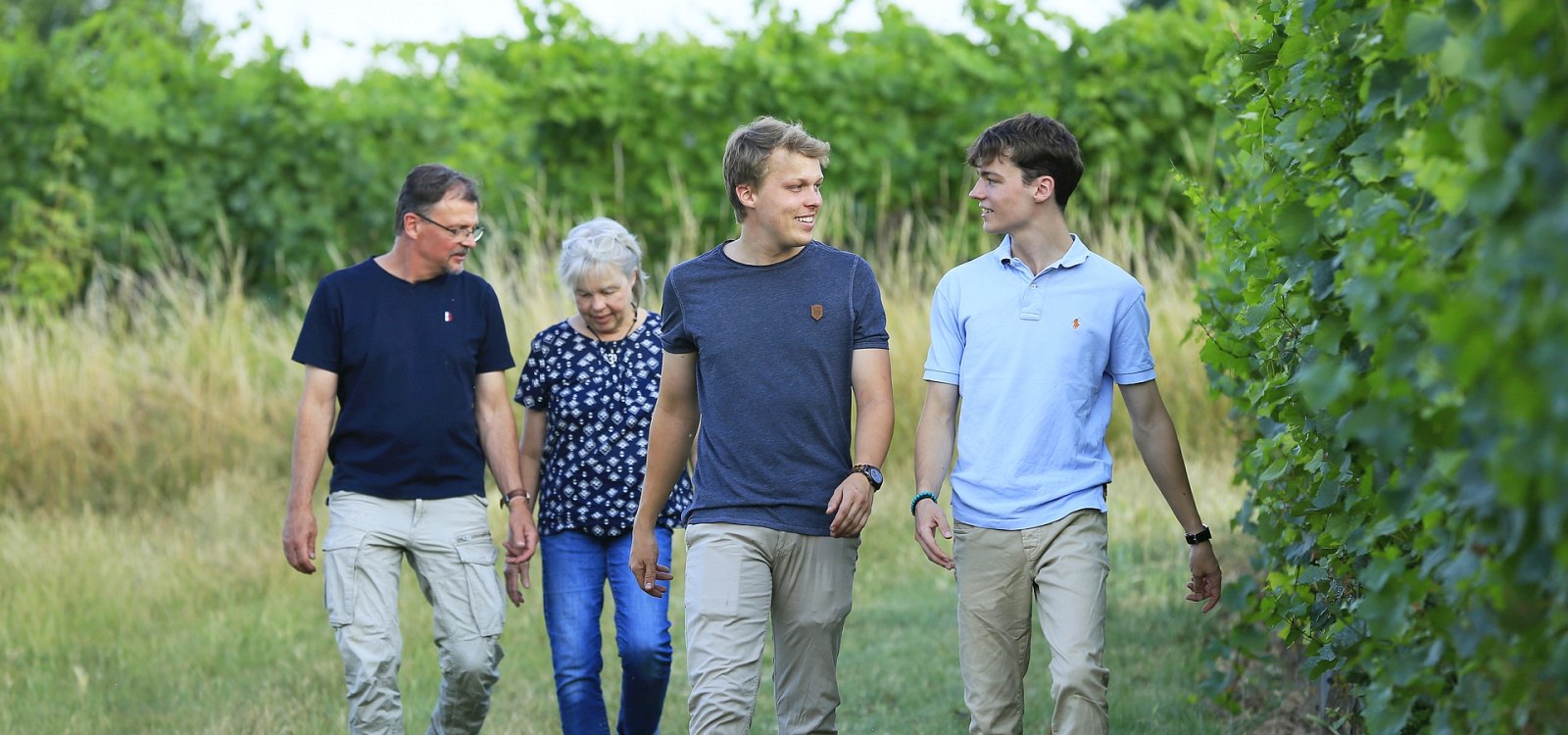 Familie im Weinberg, © Marc Hurstel Familie im Weinberg, © Marc Hurstel