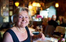 Christina Schickert im Weinhaus Wilhelmi © Robert Dieth Christina Schickert im Weinhaus Wilhelmi © Robert Dieth