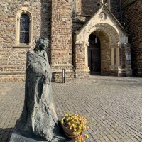 Statue am Hildegard-Zentrum © Tanja-Sabina Prill / Bingen Tourismus & Kongress GmbH Statue am Hildegard-Zentrum © Tanja-Sabina Prill / Bingen Tourismus & Kongress GmbH