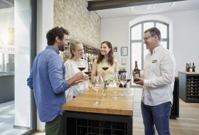 Weinprobe in der Vinothek © Roger Richter/IKuM GmbH Weinprobe in der Vinothek © Roger Richter/IKuM GmbH