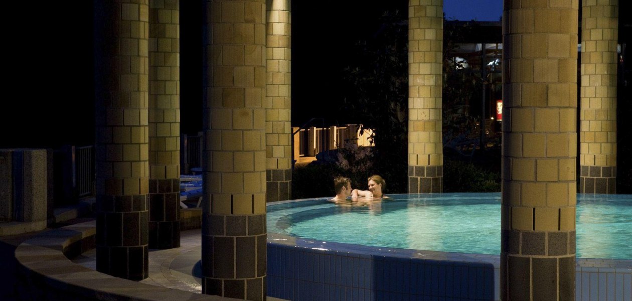 Außenbecken bei Nacht, © Gut Außenbecken bei Nacht, © Gut