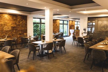 Das Bild zeigt einen eleganten Raum mit Stühlen und Tischen, perfekt für eine Weinprobe., © Weingut am Honigberg Das Bild zeigt einen eleganten Raum mit Stühlen und Tischen, perfekt für eine Weinprobe., © Weingut am Honigberg