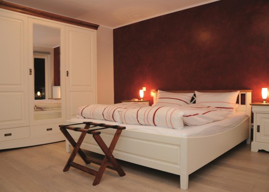 Burgunder Schlafzimmer © Burghof Oswald Burgunder Schlafzimmer © Burghof Oswald