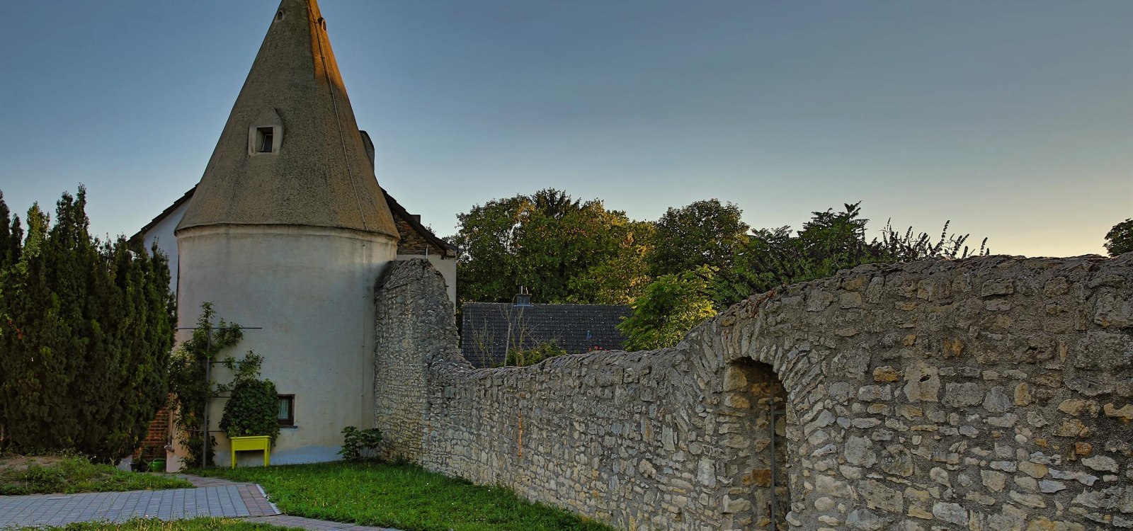 Wall section with spire Wall section with spire