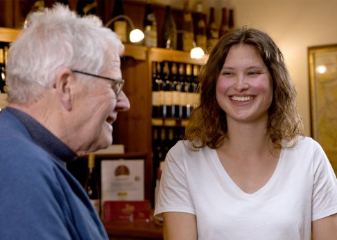 Julia Oswald mit Großvater Gert Julia Oswald mit Großvater Gert