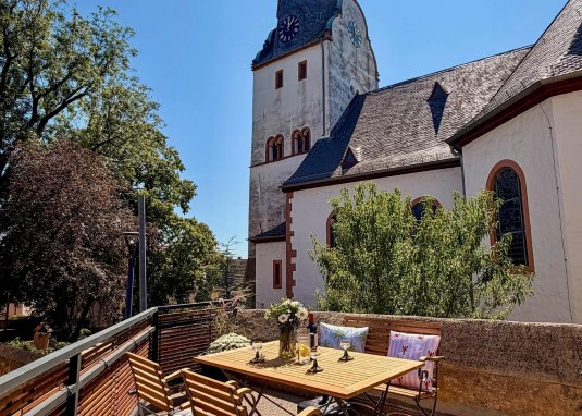 markt-quartier-nierstein-balkon-mit-kirchblick markt-quartier-nierstein-balkon-mit-kirchblick