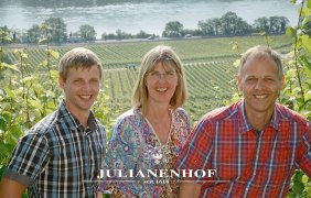 Familie Schmitt Weingt Julianenhof © Weingut & Gästehaus Julianenhof Nierstein Familie Schmitt Weingt Julianenhof © Weingut & Gästehaus Julianenhof Nierstein