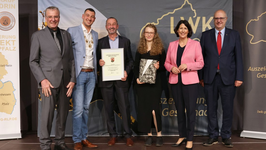 Ehrenpreis der Weinbruderschaft Rheinhessen zu St. Katharinen Oppenheim an das Weingut Weitzel, Ingelheim Ehrenpreis der Weinbruderschaft Rheinhessen zu St. Katharinen Oppenheim an das Weingut Weitzel, Ingelheim