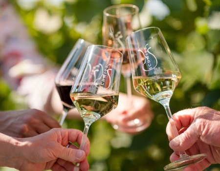 Weingut Schmitt_Anstoßen, © Weingut Schmitt Weingut Schmitt_Anstoßen, © Weingut Schmitt