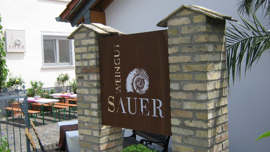 Weingut Sauer_Weingutsschild, © Weingut Sauer Weingut Sauer_Weingutsschild, © Weingut Sauer