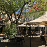 Vino-Strauß im Burghof Oswald, Innenhof Vino-Strauß im Burghof Oswald, Innenhof