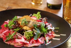 Gebratenes Zanderfilet auf lauwarmen Brezelknödelcarpaccio Gebratenes Zanderfilet auf lauwarmen Brezelknödelcarpaccio